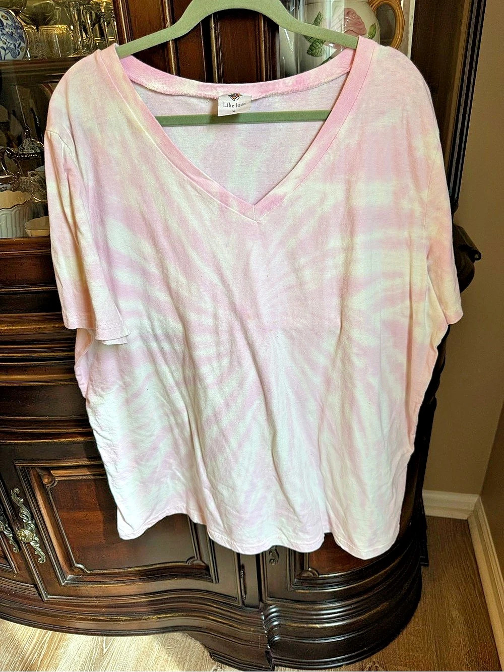 Life is Good Tie-Dye V-Neck Tee Size Medium
